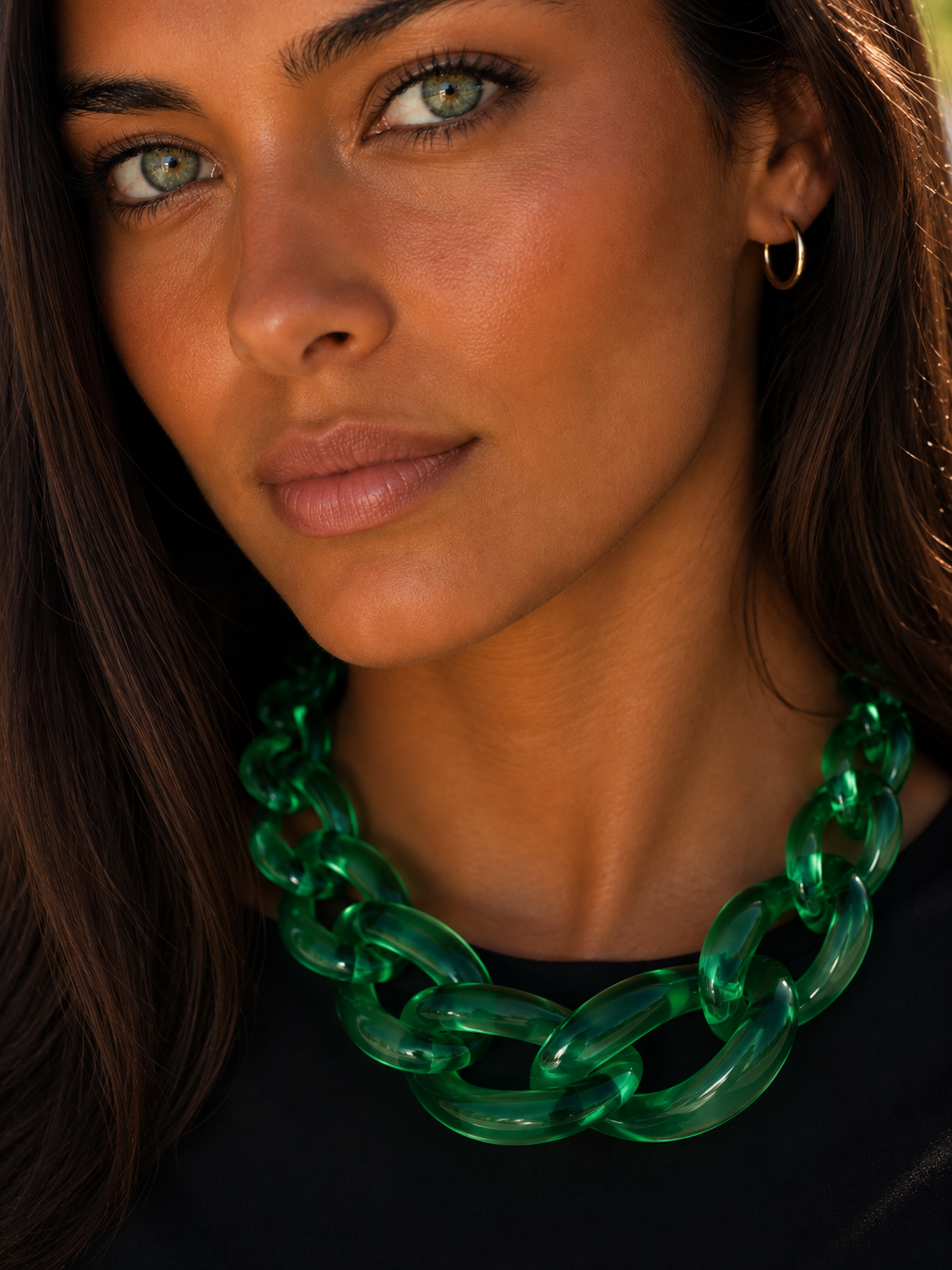 Collar Hippie Chic de acrilico en espectacular color verde ingles translusido y broche dorado.