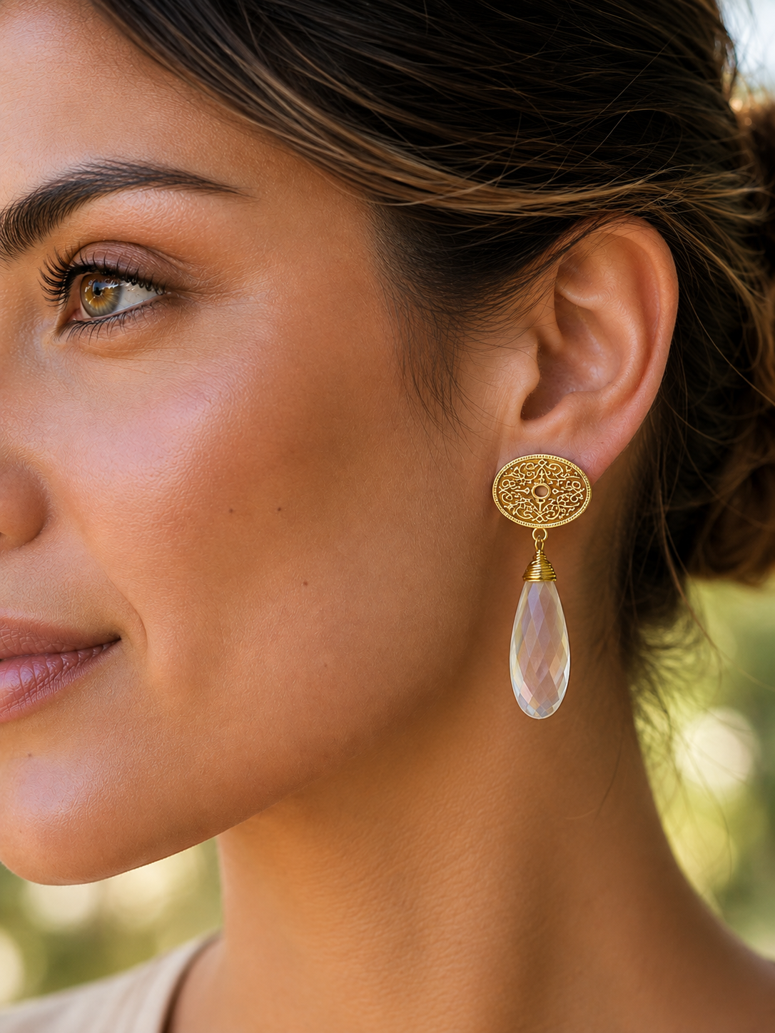 Aros Hippie Chic bañados en oro con espectacular cuarzo translucido facetado. Largo 5 cm.