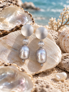 Aros bañados en plata con perla gris claro — foto 3