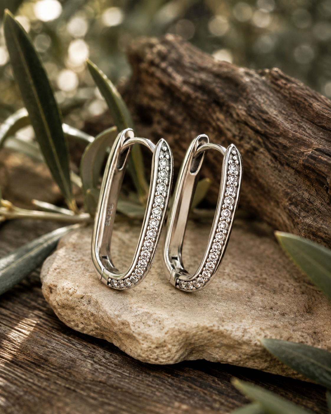 Aros Hippie Chic de preciosa forma rectangular tipo argollas bañadas en plata y circones. Largo 2.5 cm.