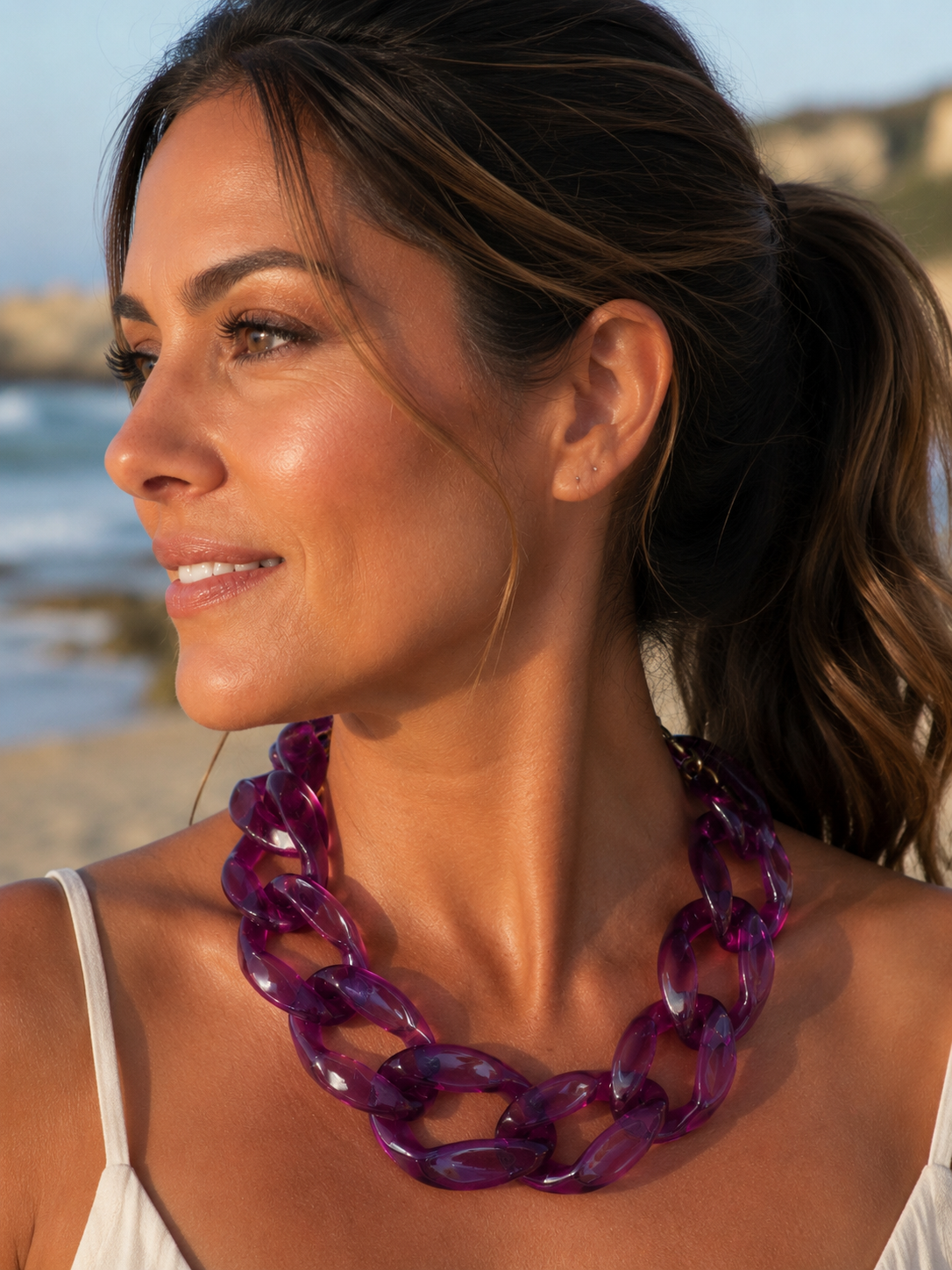 Collar Hippie Chic coro de acrilico en alegres tonos lilas y broche dorado.