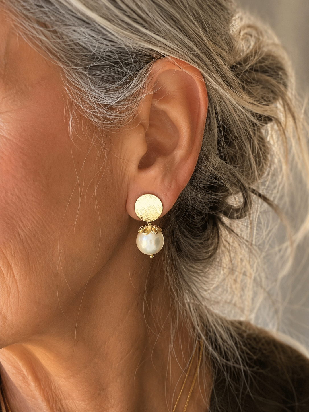 Aros bañados en oro con perla natural blanca