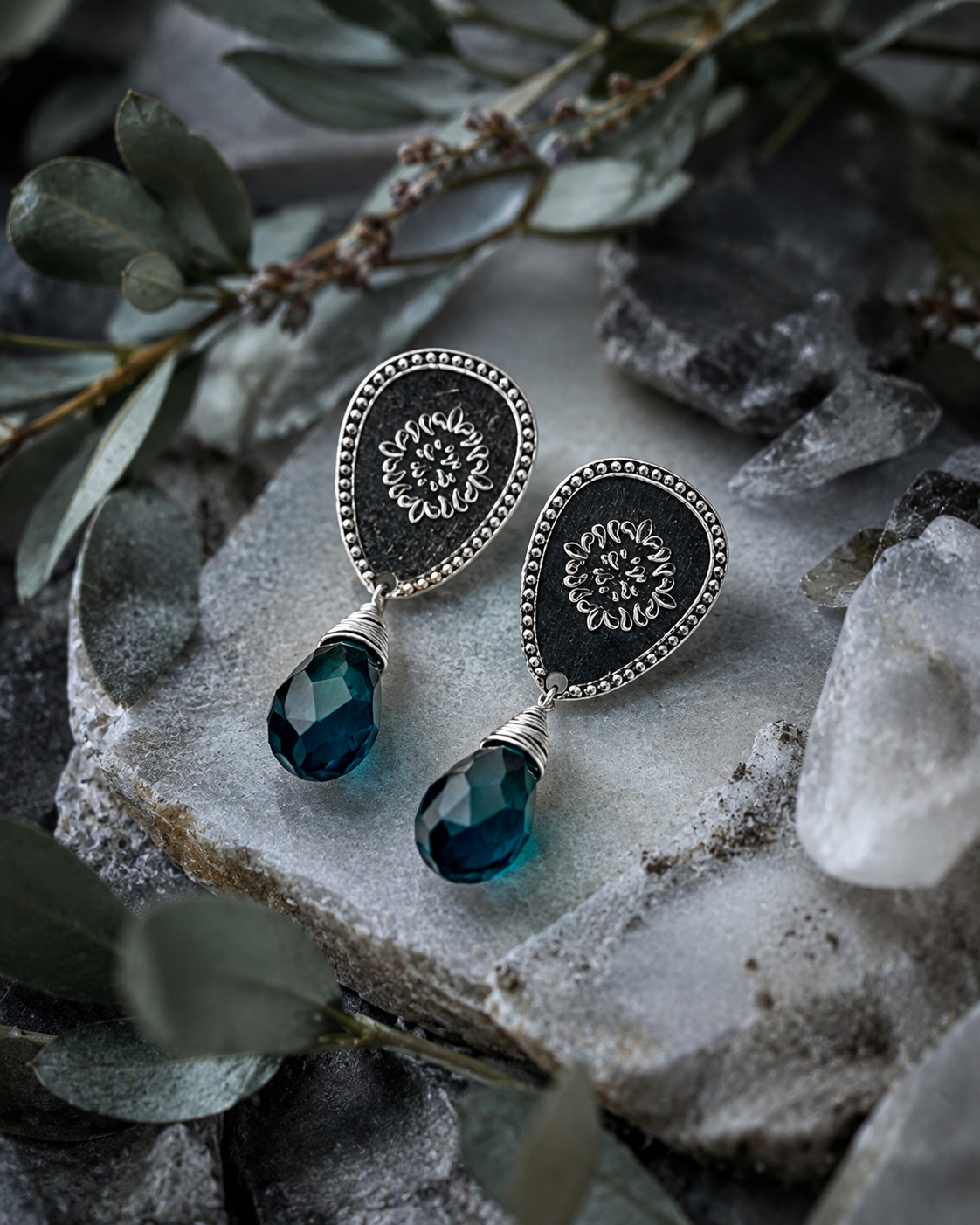 Aros Hippie Chic bañados en plata con precioso cristal turquesa embarrilado. Largo 3.8 cm.