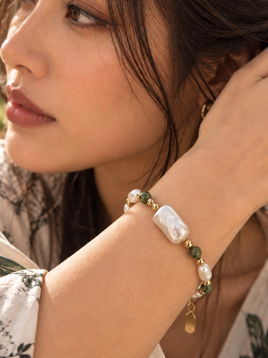 Pulsera de piedras verdes con perla barroca