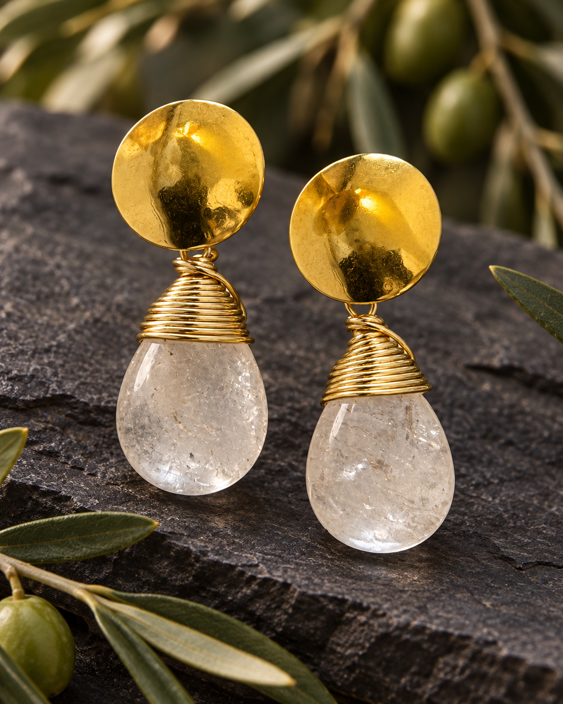 Aros Hippie Chic de acero inoxidable dorado y maravilloso cuarzo translusido natural. Largo 3.7 cm.