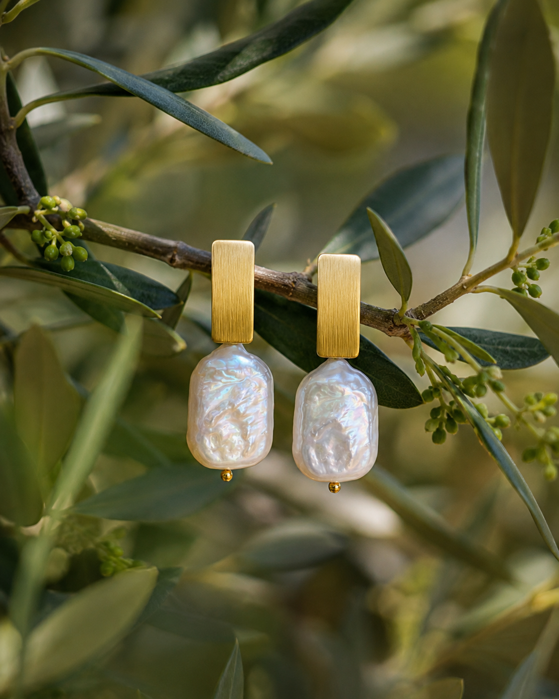 Aros Hippie Chic bañados en oro con elegante perla natural barroca blanca. Largo 4 cm.