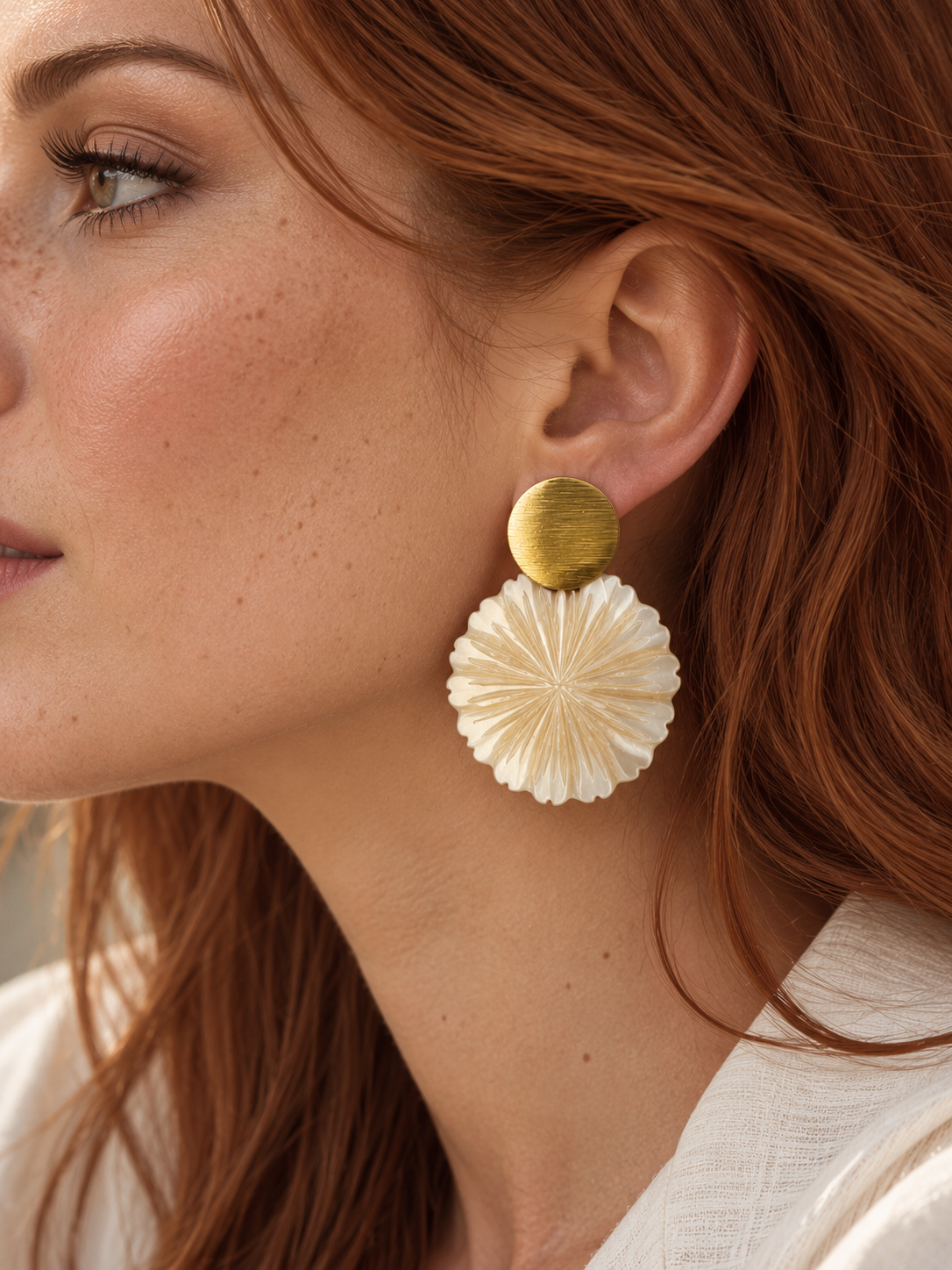 Aros bañados en oro con flor tallada en concha de perla