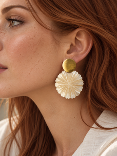 Aros bañados en oro con flor tallada en concha de perla — foto 5