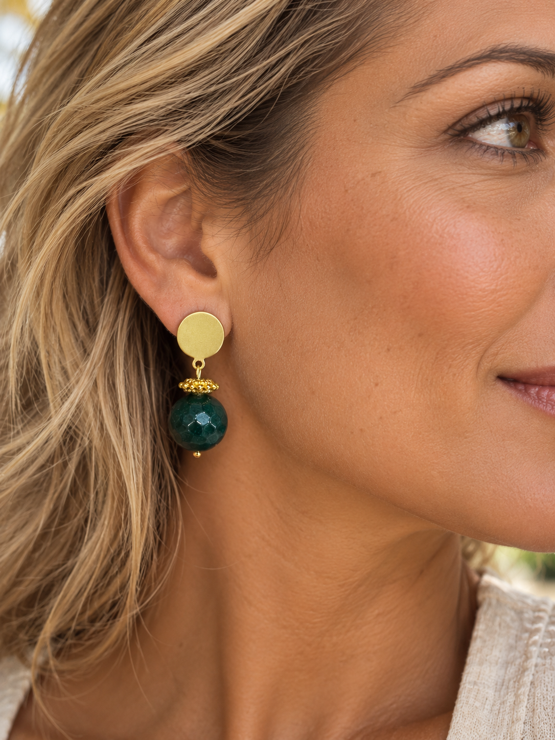 Aros Hippie Chic bañados en oro con elegante piedra Agata natural facetada verde oscuro. Largo 3.4 cm..