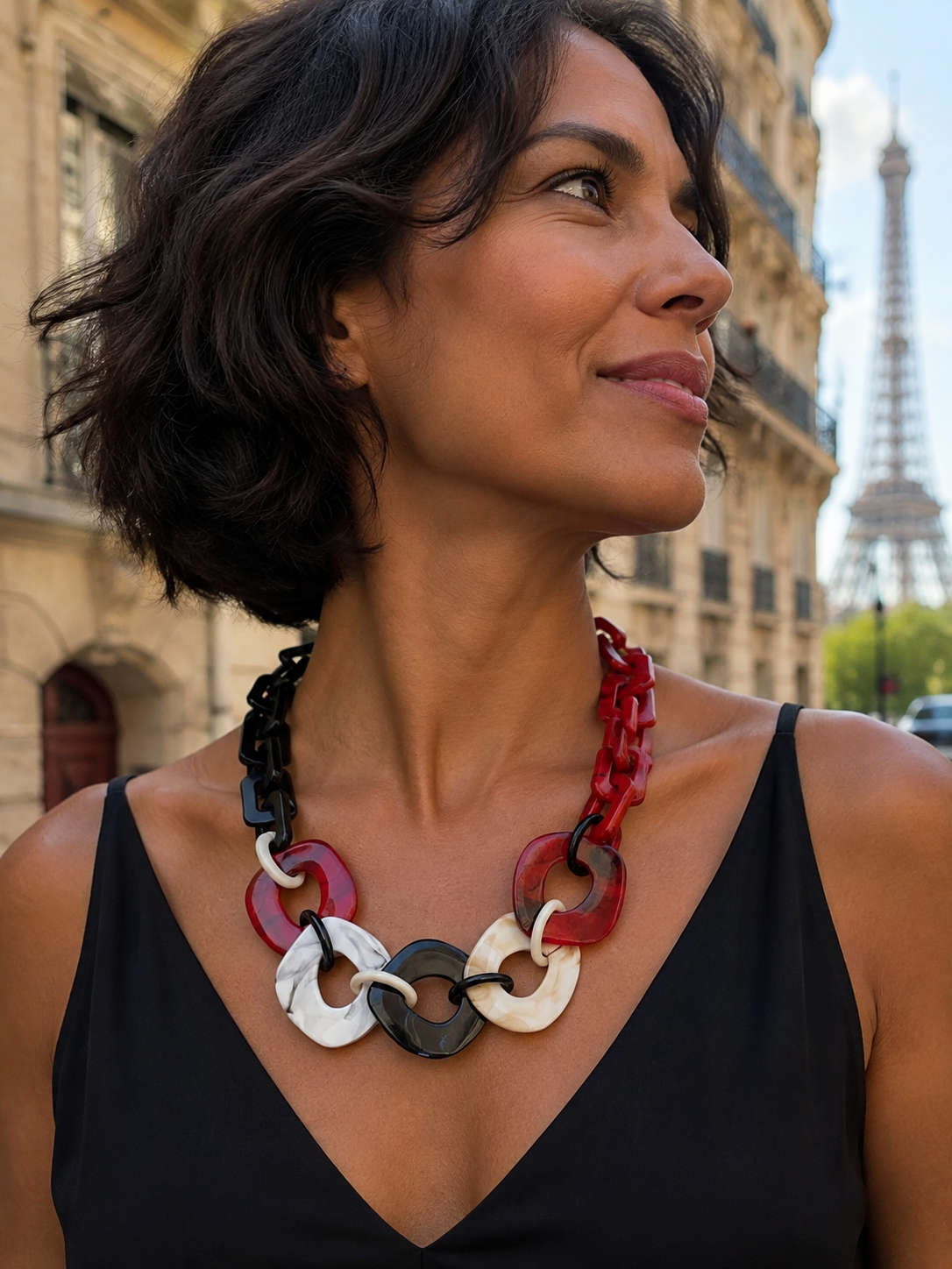 Collar Hippie Chic corto en acrilico de colores negros, rojos, beige y blancos. Largo total 65 cm.