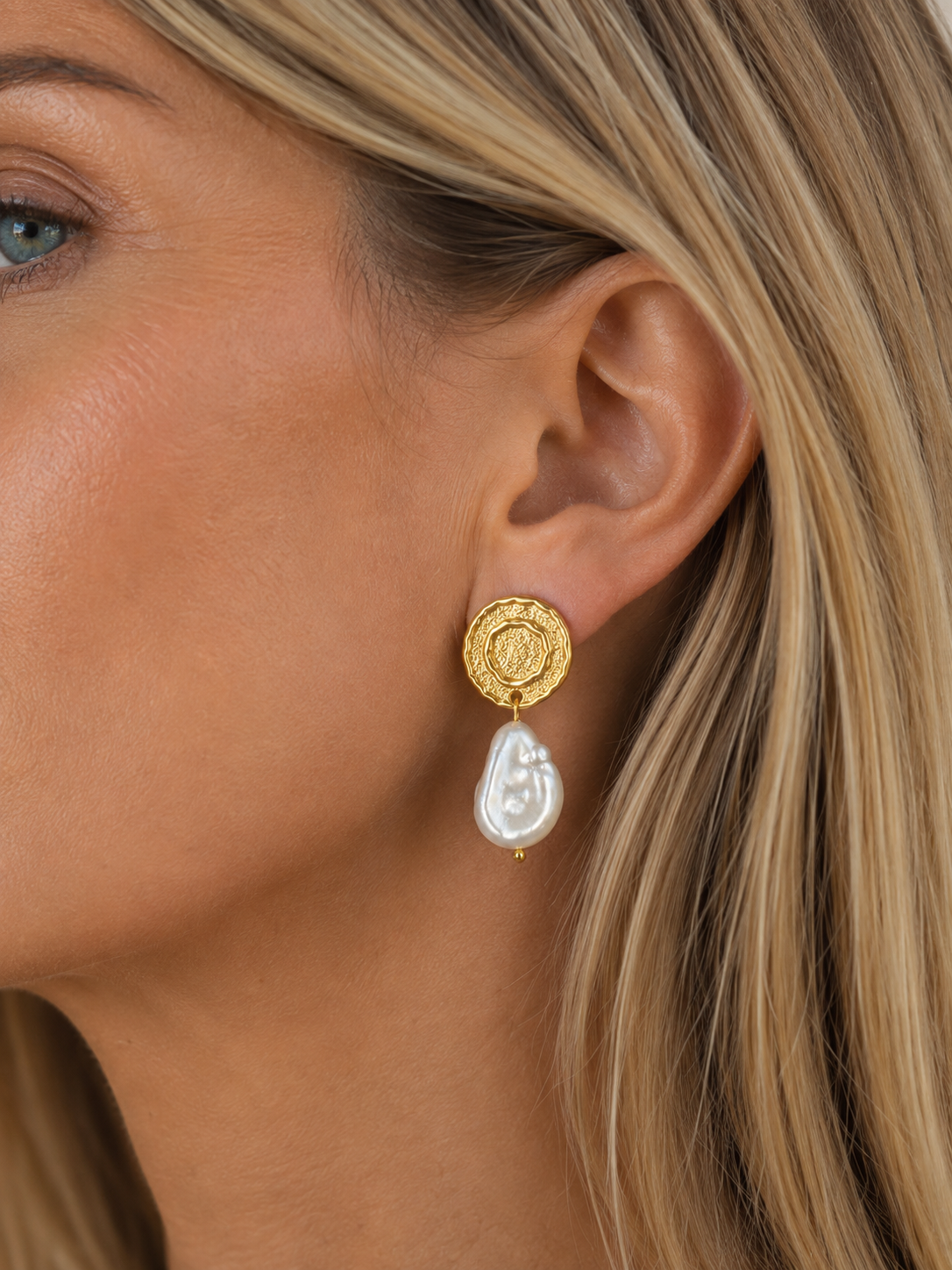 Aros Hippie Chic bañados en oro con elegante perla natural barroca. Largo 4 cm.