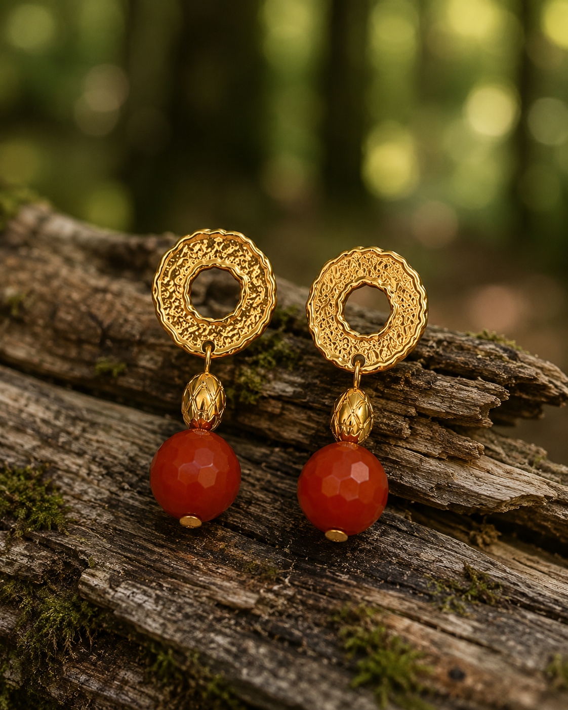 Aros Hippie Chic bañados en oro con alegre piedra Agata en tonos rojos anaranjados. Largo 4 cm.