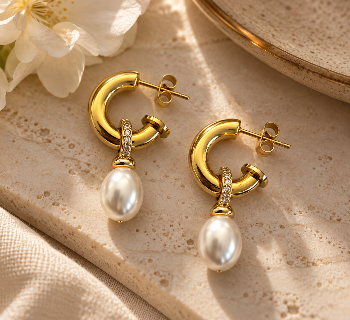 Aros argolla de acero dorado con circones y perla