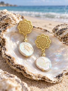 Aros de acero dorado con perla barroca colgante — foto 3