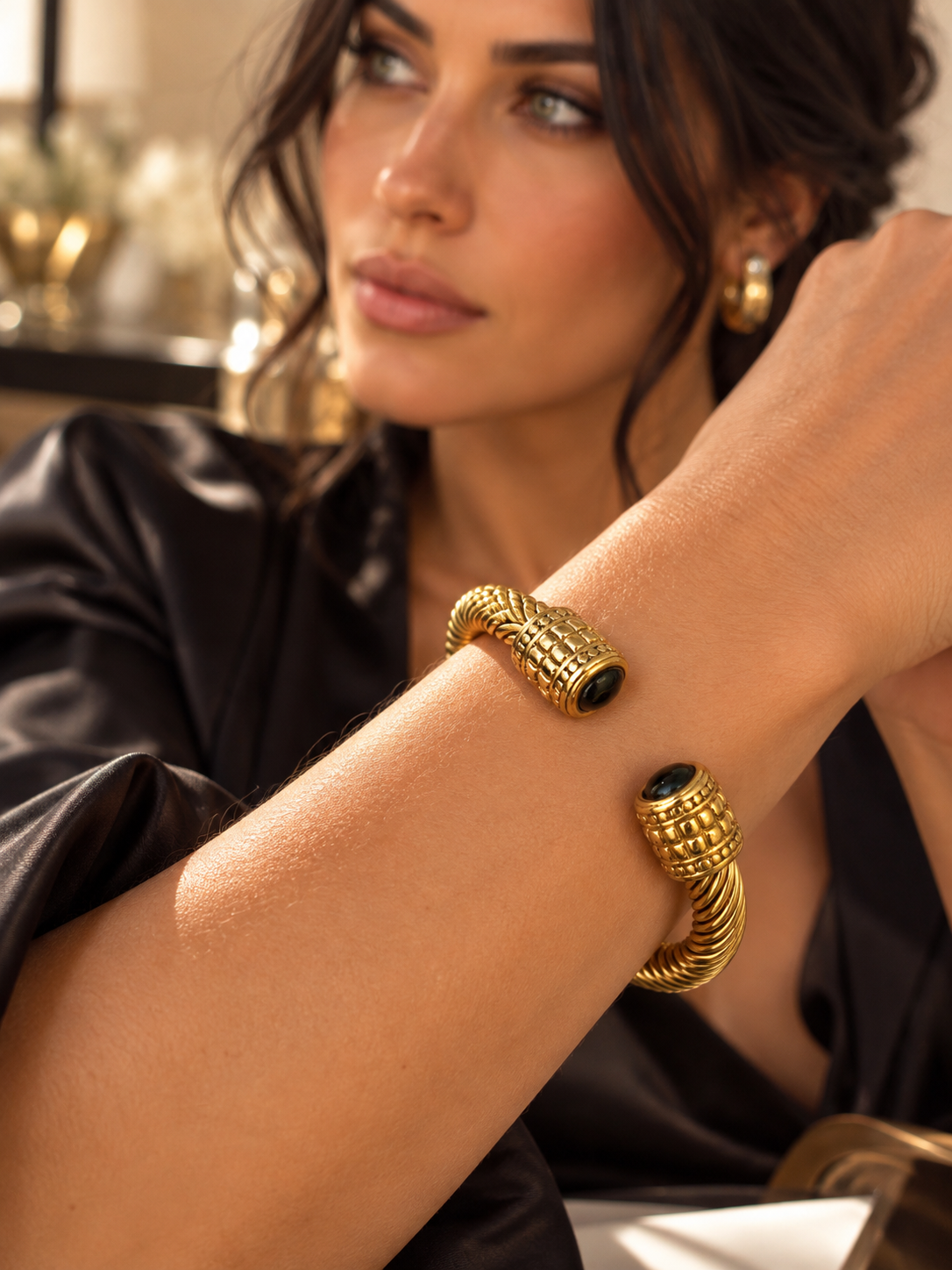 Pulsera de cable dorado con cristal negro