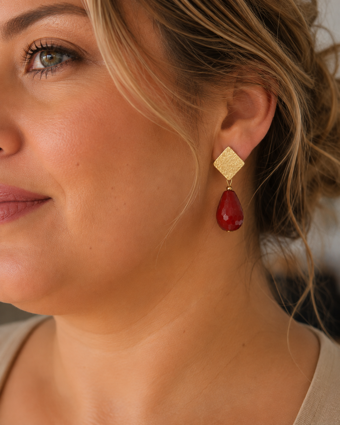 Aros Hippie chic bañados en oro con alegre Agata roja facetada. Largo 4 cm.