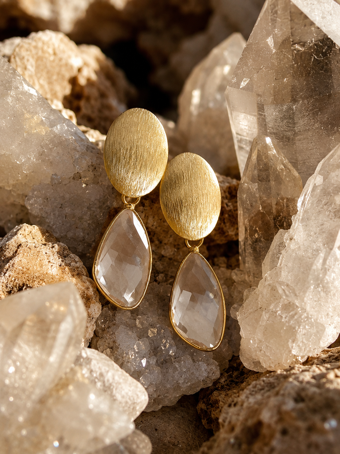 Aros Hippie Chic bañados en oro con precioso cuarzo natural translucido facetado