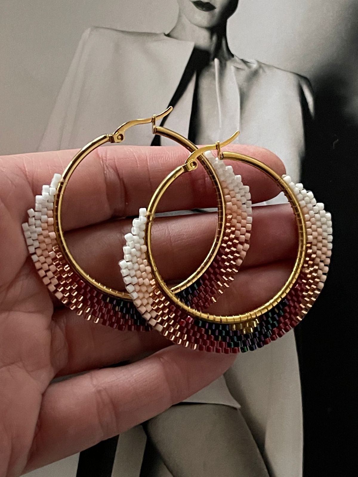 Aros Hippie Chic con base de acero inoxidable dorado y mostacillas Miyuki en tonos blancos, rosas, granate, negras y doradas.
