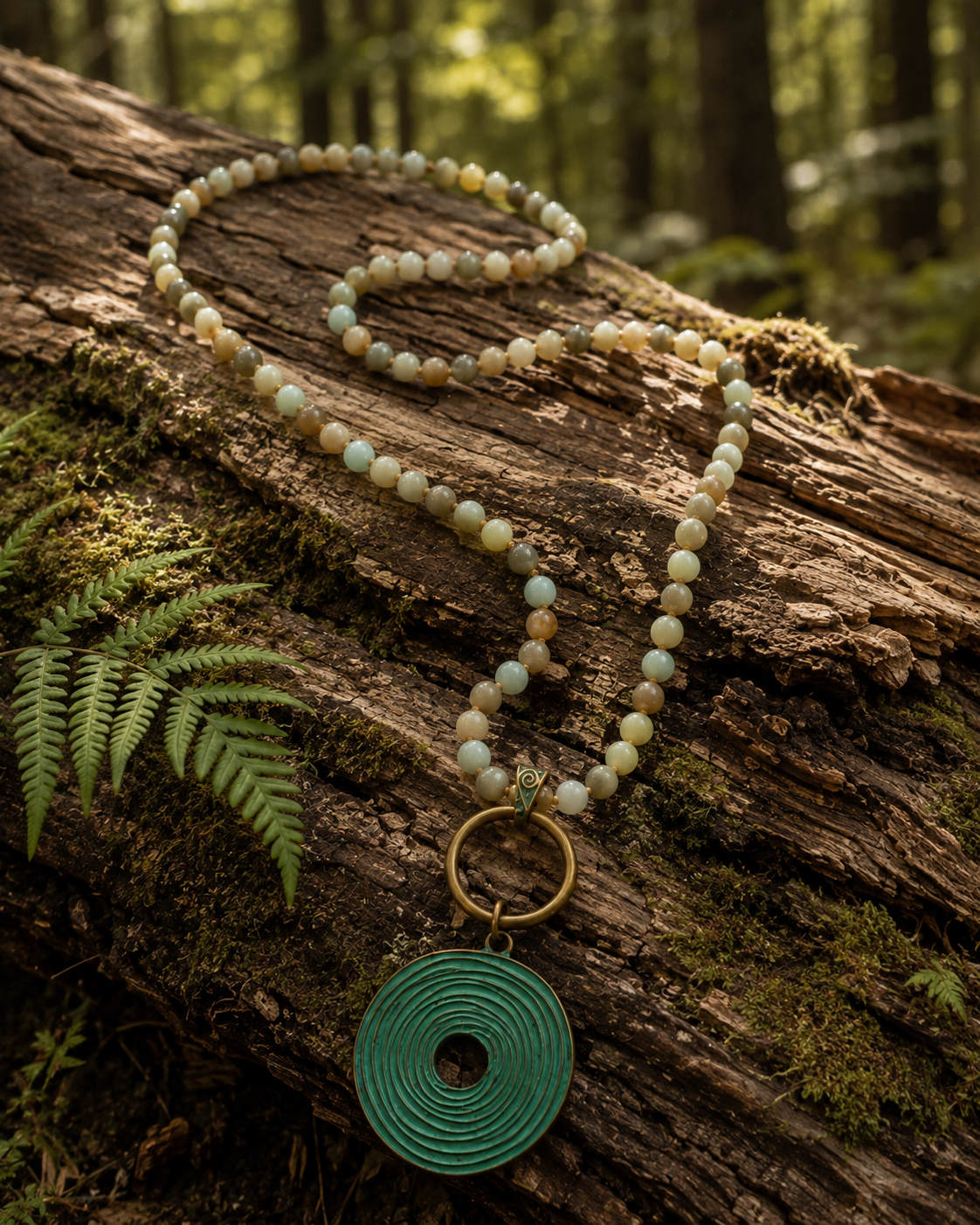 Collar Hippie Chic largo piedras amazonitas anudadas, colgante dorado óxido