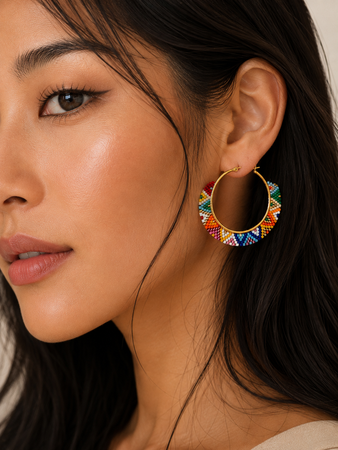 Aros Hippie Chic con base de acero inoxidable dorado y coloridas mostacillas Miyuki. Diametro 5 cm.
