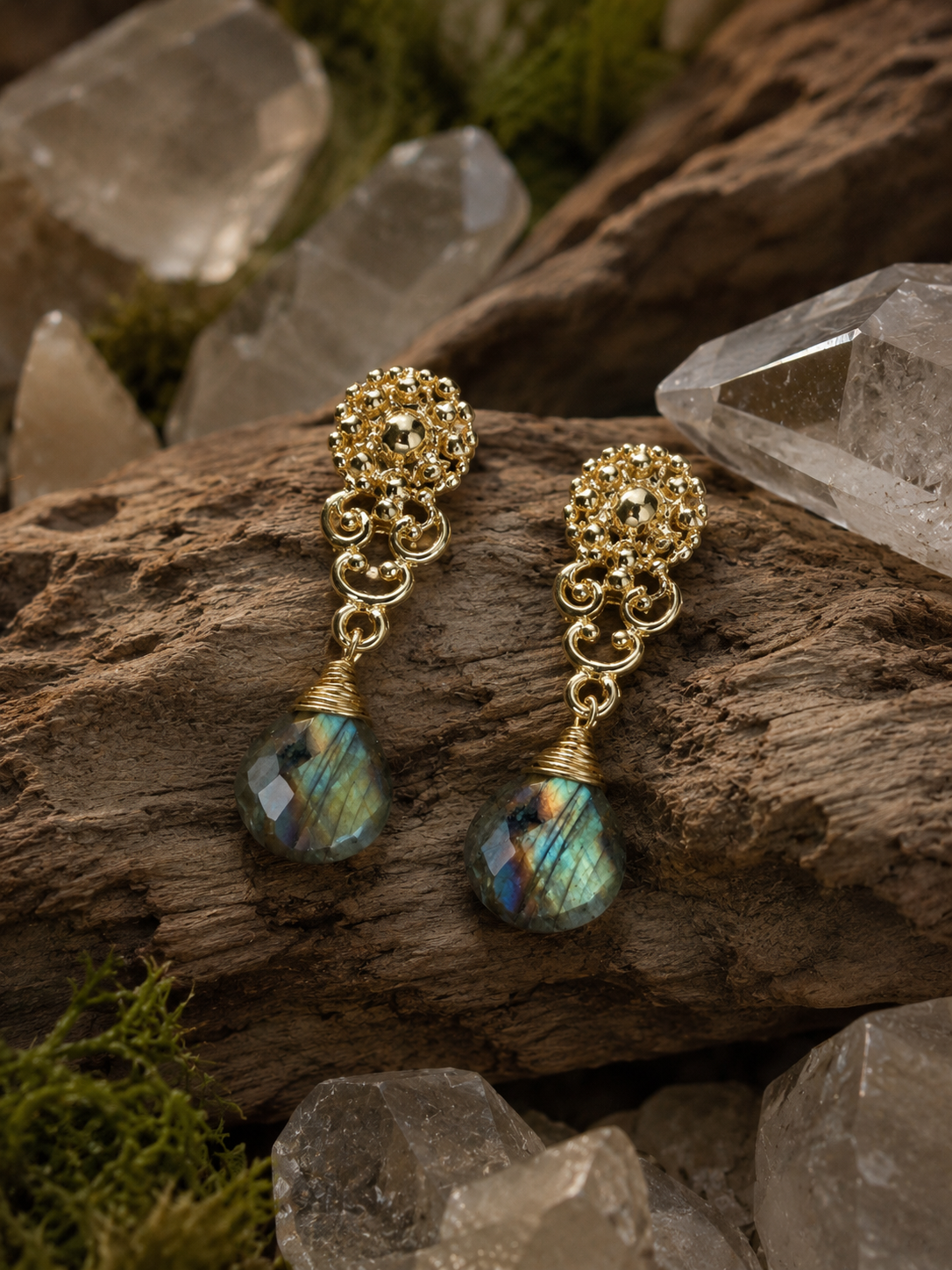Aros Hippie Chic bañados en oro con espectacular piedra natural Labradorita. Largo 3.7 c.