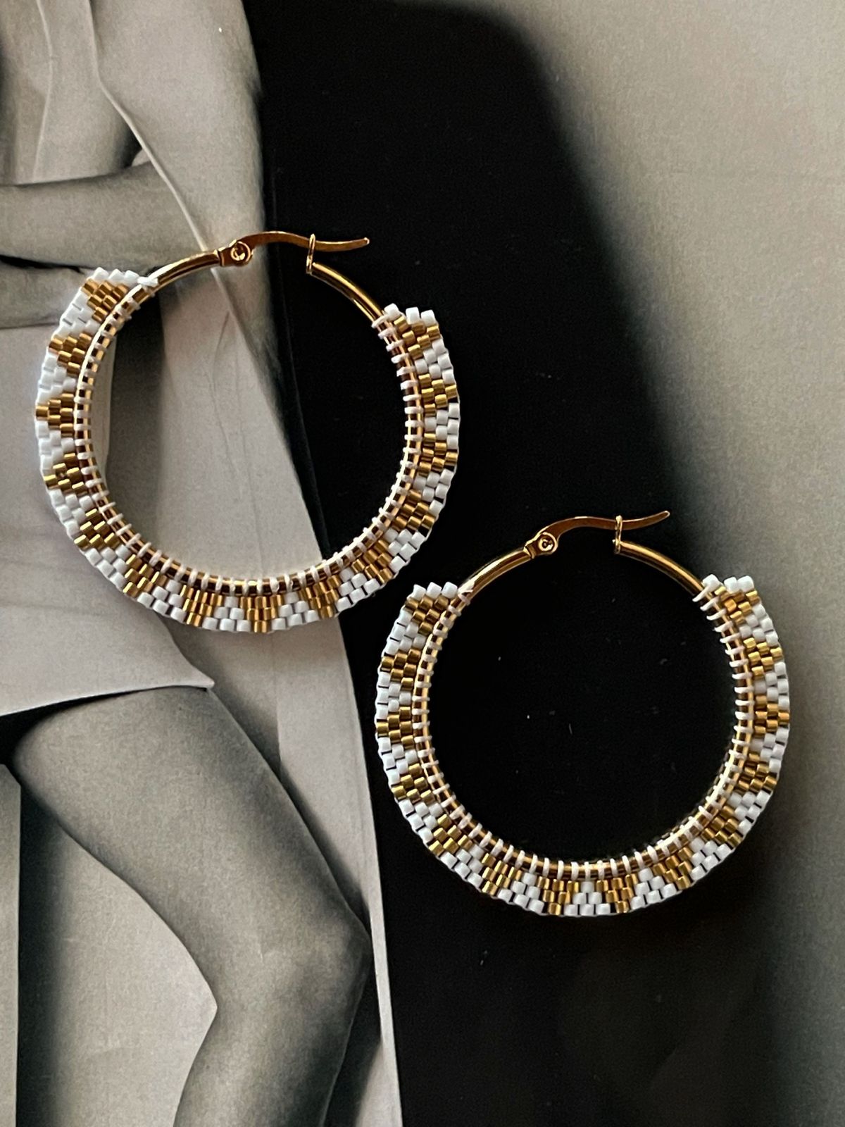 Aros Hippie Chic con base de acero inoxidable dorado y mostacillas Miyuki blancas y doradas.