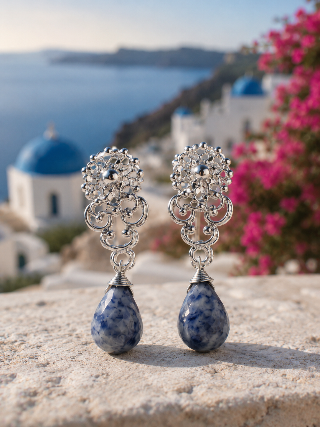 Aros Hippie Chic bañados en plata con elegante piedra natural en tonos azules. Largo 3.5 cm.