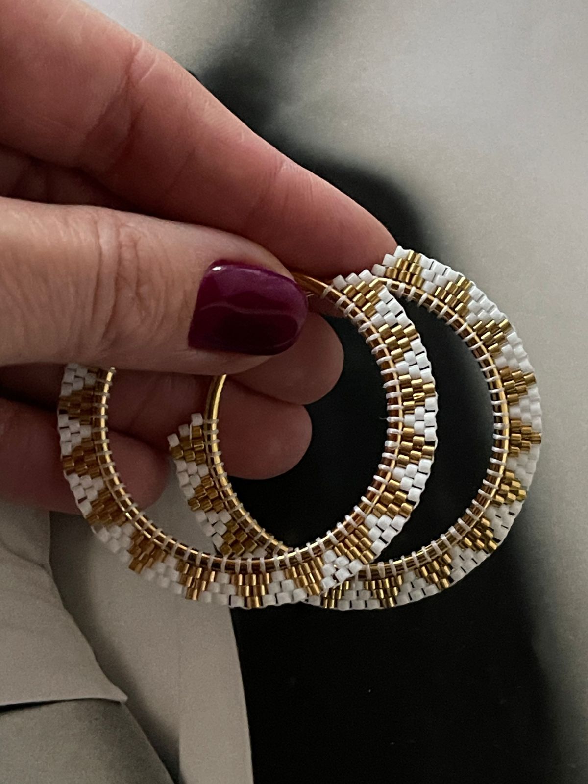 Aros Hippie Chic con base de acero inoxidable dorado y mostacillas Miyuki blancas y doradas.