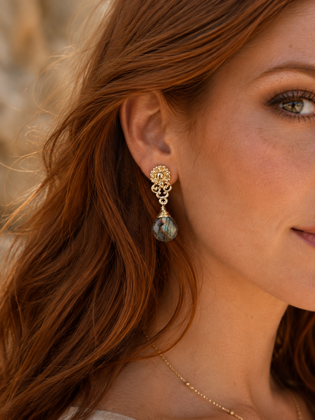 Aros Hippie Chic bañados en oro con espectacular piedra natural Labradorita. Largo 3.7 c.