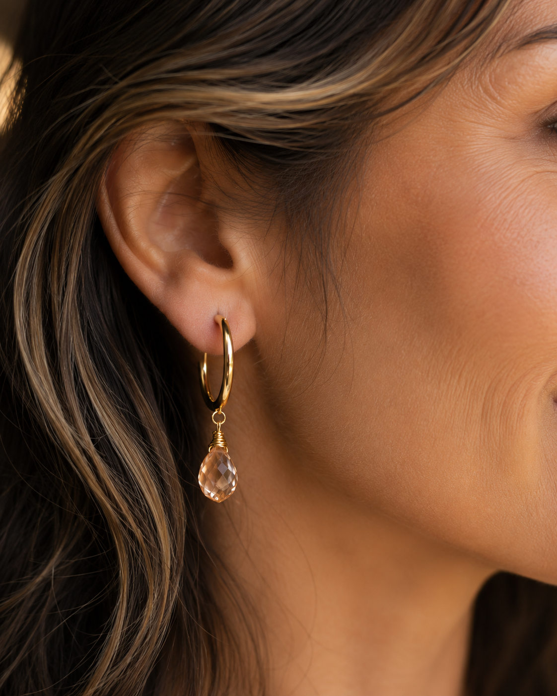 Aros Hippie Chic bañados en oro con precioso cristal rosa facetado translúcido. Largo 3 cm.