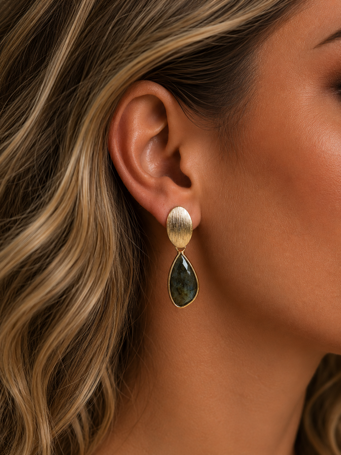 Aros Hippie Chic bañados en oro con preciosa piedra natural Labradorita. Largo 4 cm.