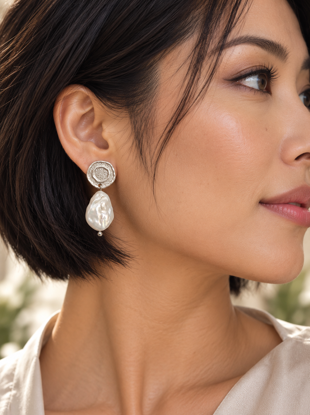 Aros Hippie Chic bañados en plata con elegante perla natural blanca. Largo 4 cm.
