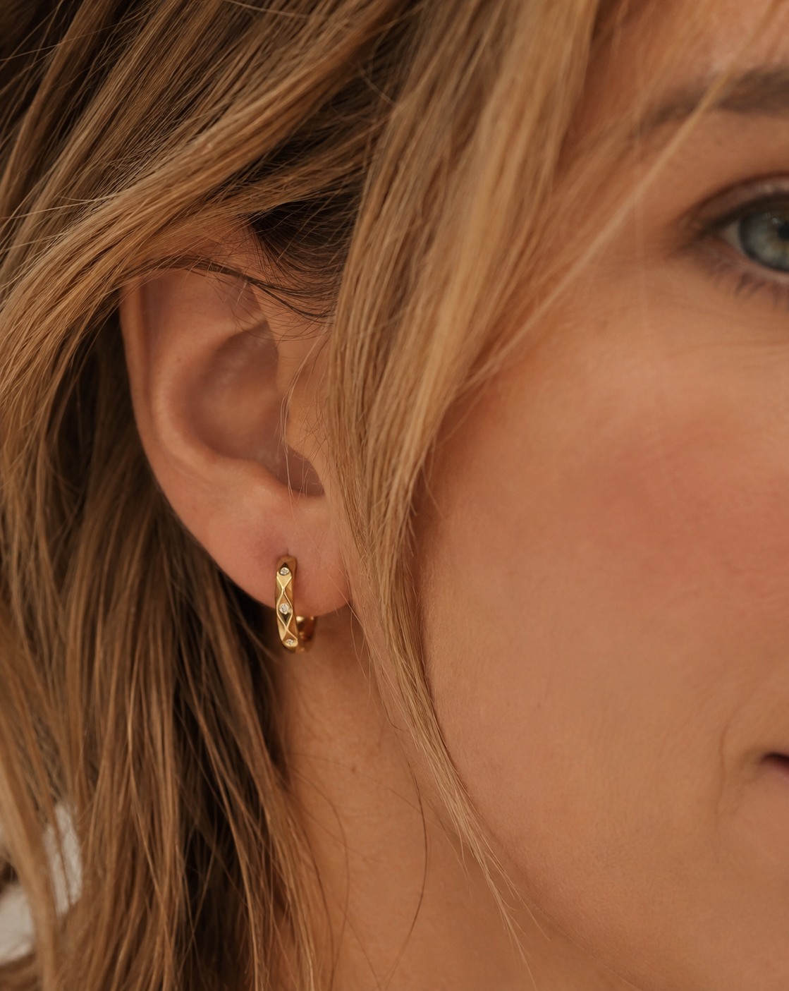 Aros Hippie Chic bañados en oro con circones de tamaño pequeño y elegante. Diámetro 1.2 cm.