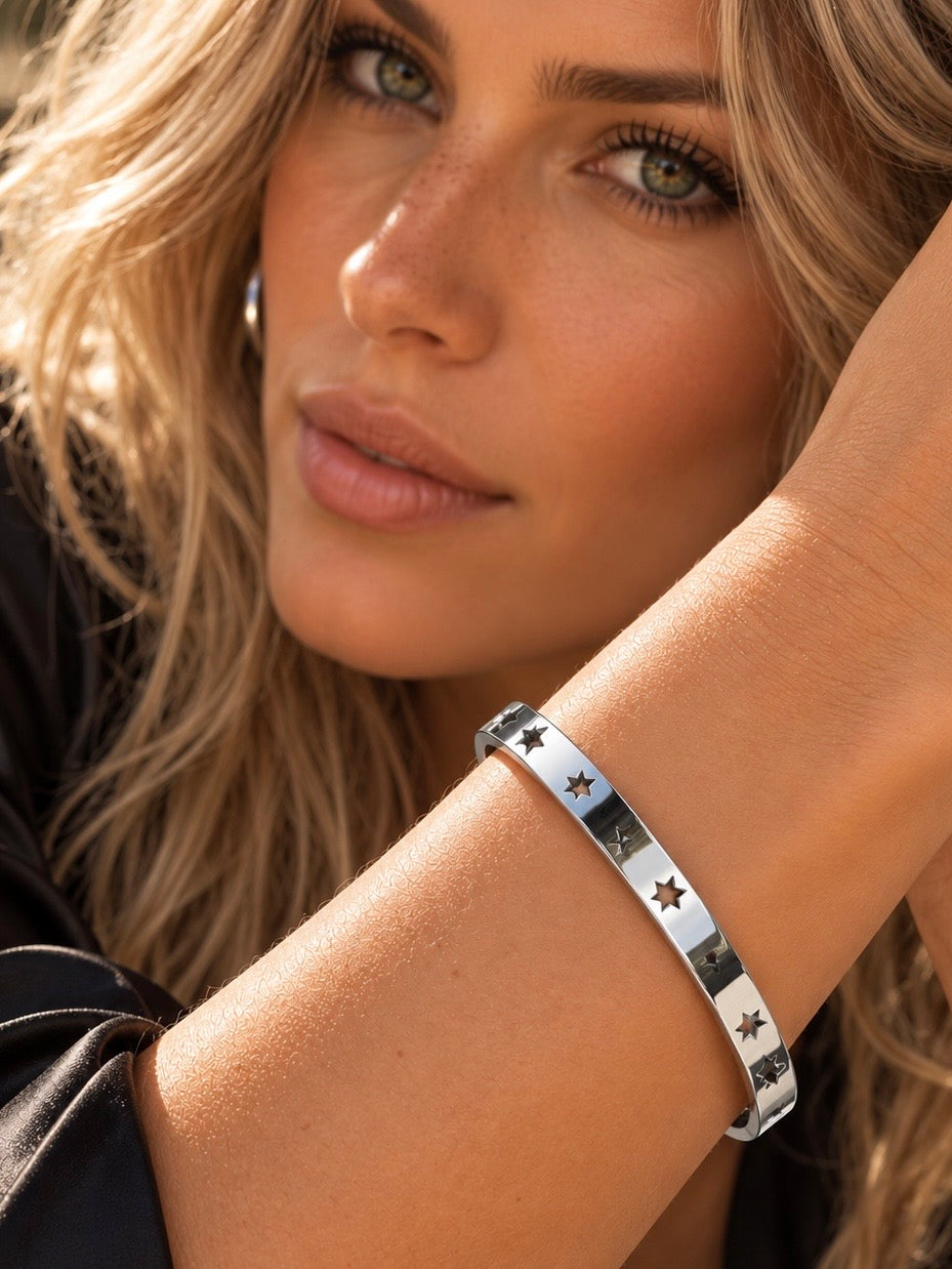 Pulsera bangle plateada calada de estrellas