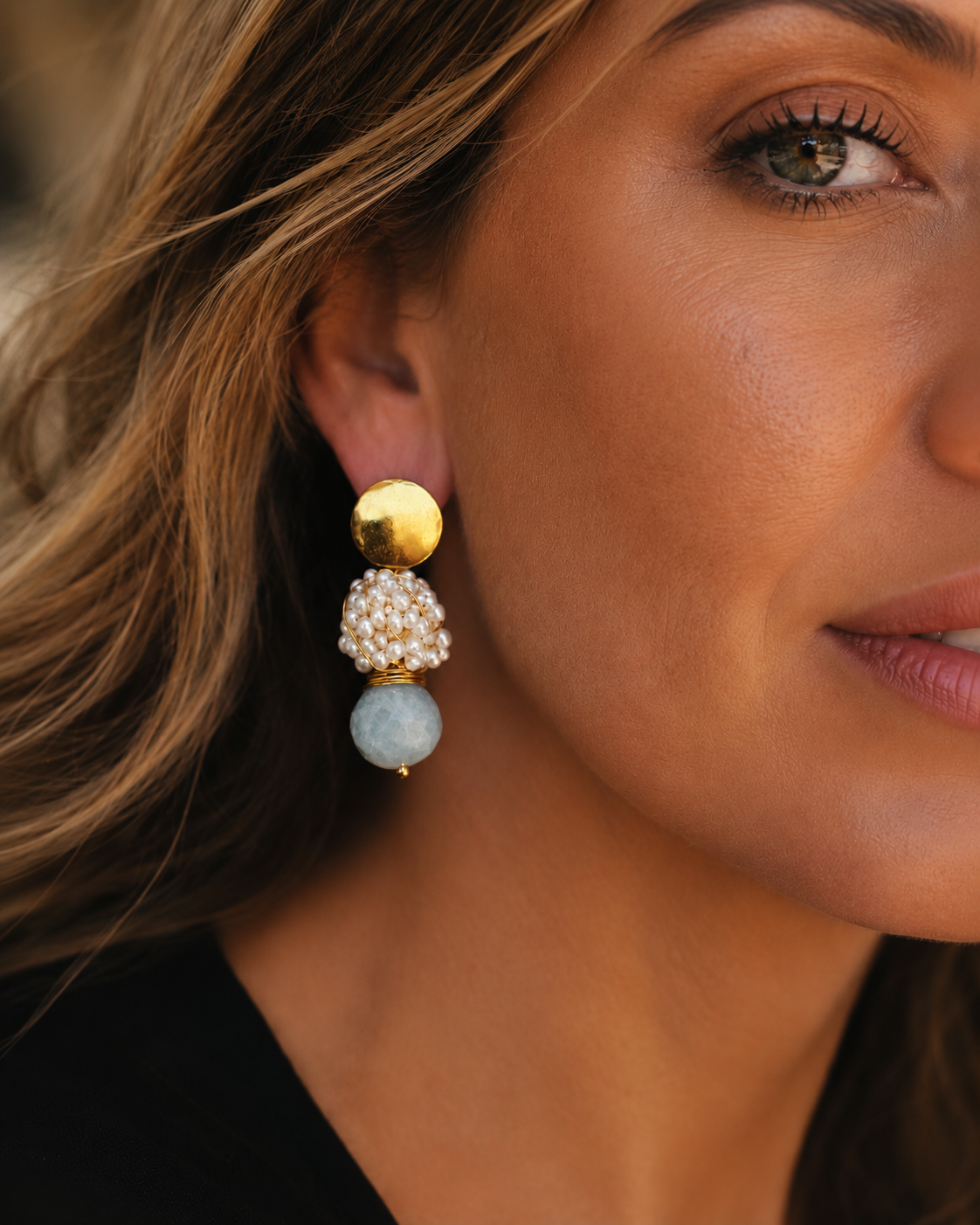 Aros Hippie Chic de acero inoxidable dorado con preciosas perlitas de fantasia blancas y piedra natural celeste. Largo 4 cm.