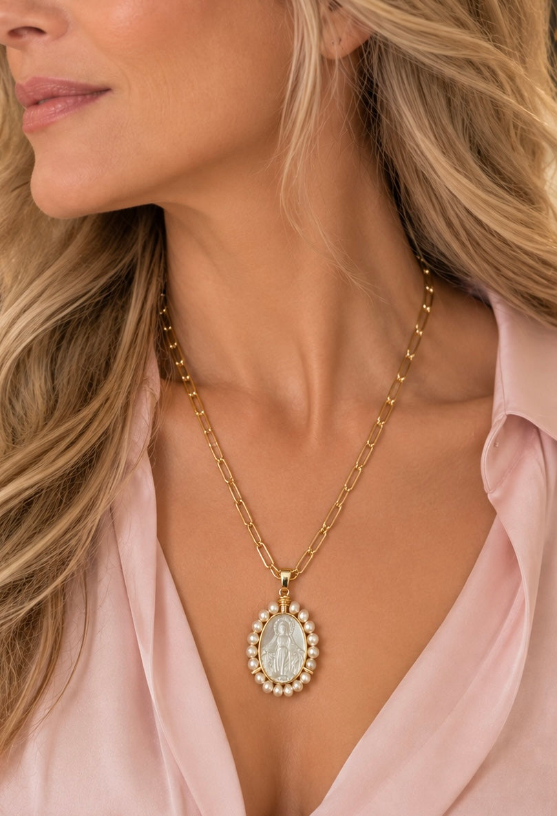 Collar corto de medalla de nácar con perlas — foto 2