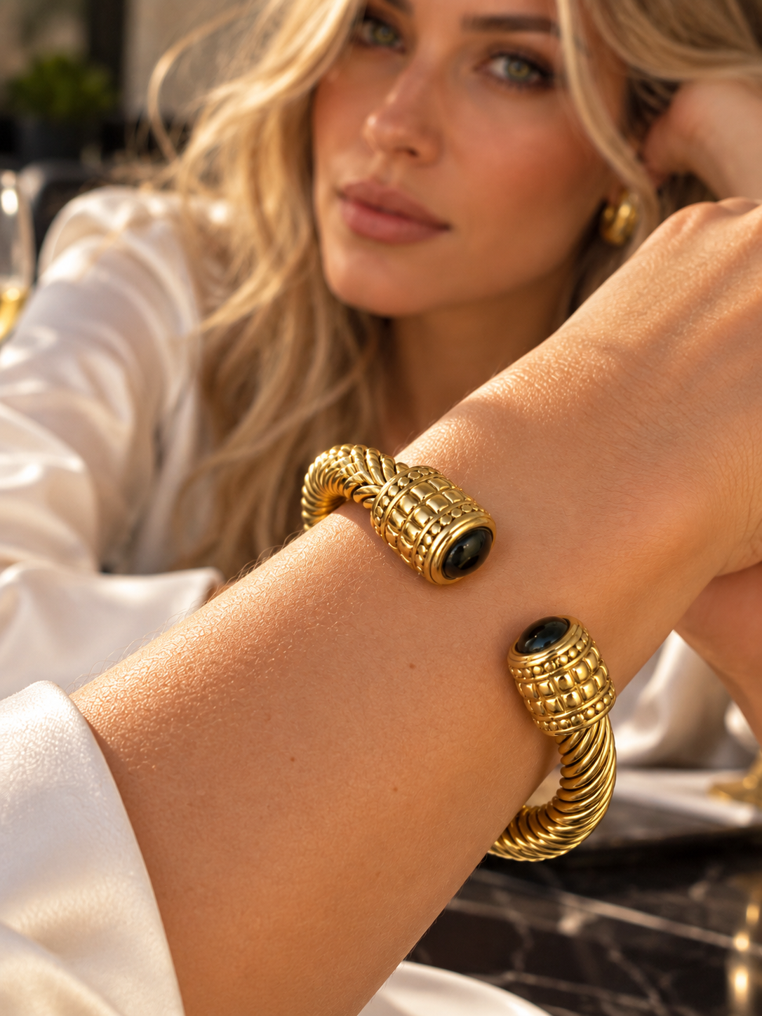 Pulsera de cable dorado con cristal negro