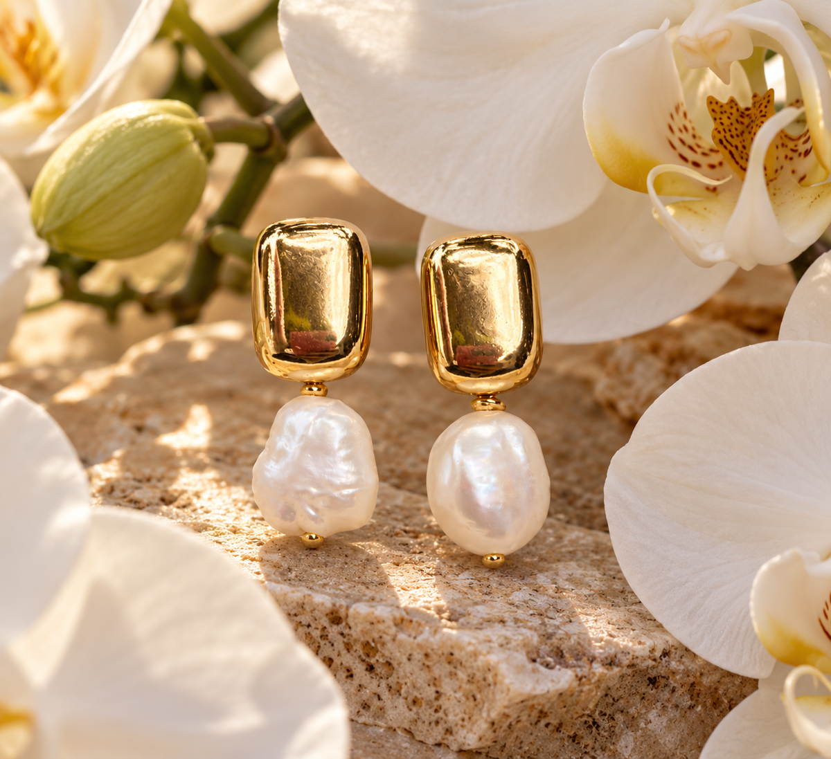 Aros bañados en oro con elegante perla natural blanca — foto 4