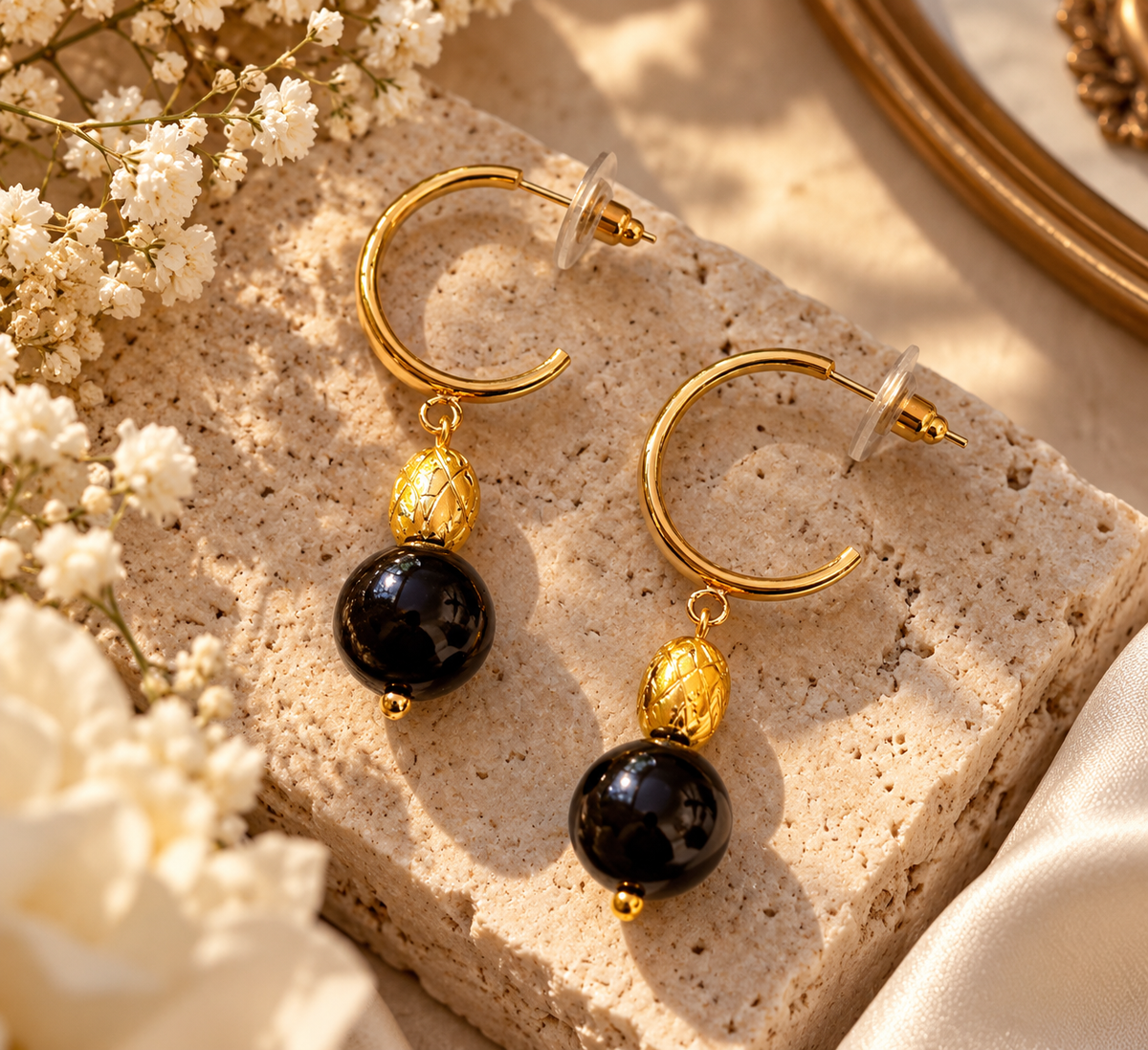 Aros argolla dorada con cristal negro