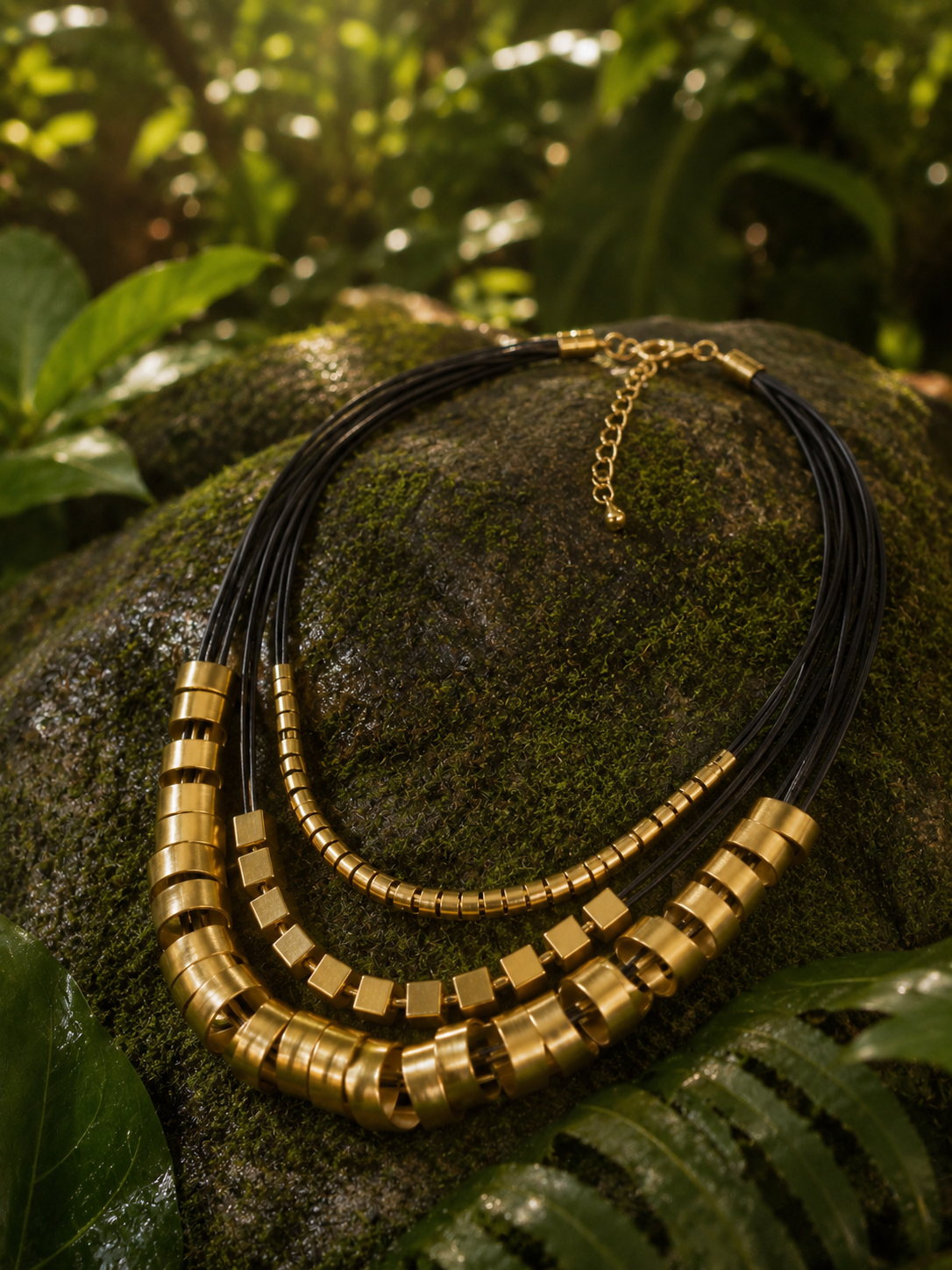 Collar Hippie Chic corto con tres preciosas corridas de argollas en metal dorado opaco y cuero negro.