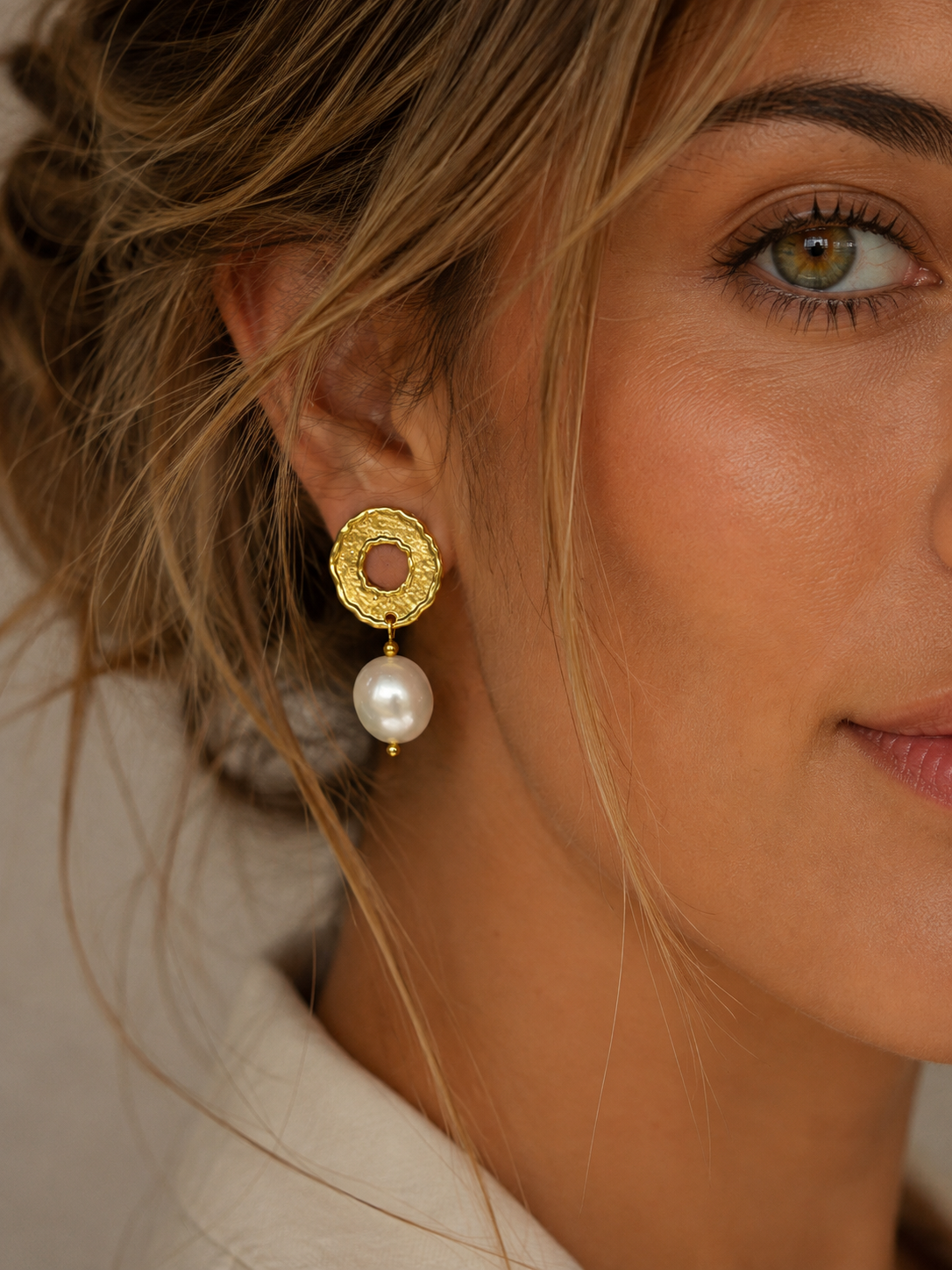 Aros Hippie Chic bañados en oro con elegante perla de fantasia fina blanca. Largo 3.5 cm.
