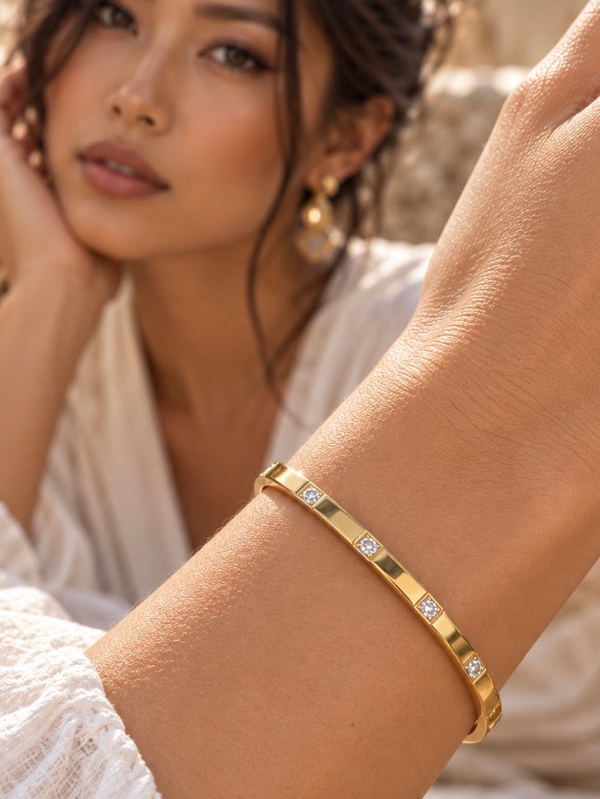 Pulsera bangle dorada con circones