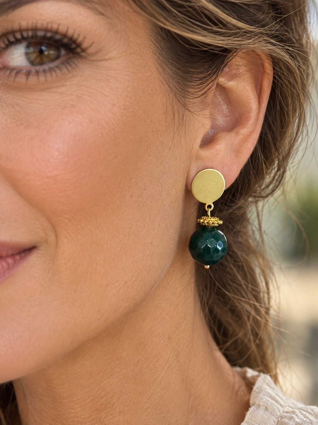 Aros Hippie Chic bañados en oro con elegante piedra Agata natural facetada verde oscuro. Largo 3.4 cm..