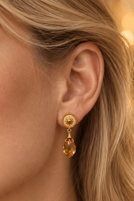 Aros Hippie Chic de acero inoxidable dorado y precioso cristal facetado color ámbar. Largo 3 cm.