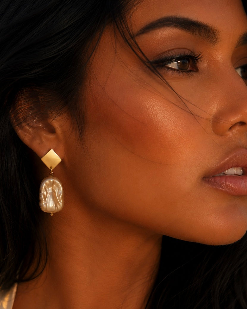 Aros Hippie Chic bañados en oro con elegante perla barroca natural en tonos damasco. Largo 4 cm.