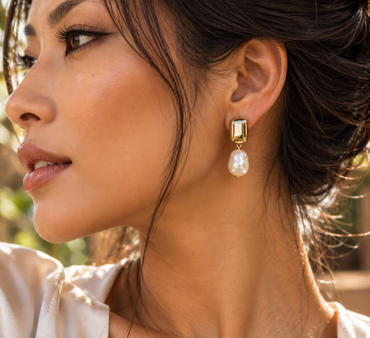 Aros bañados en oro con elegante perla natural blanca
