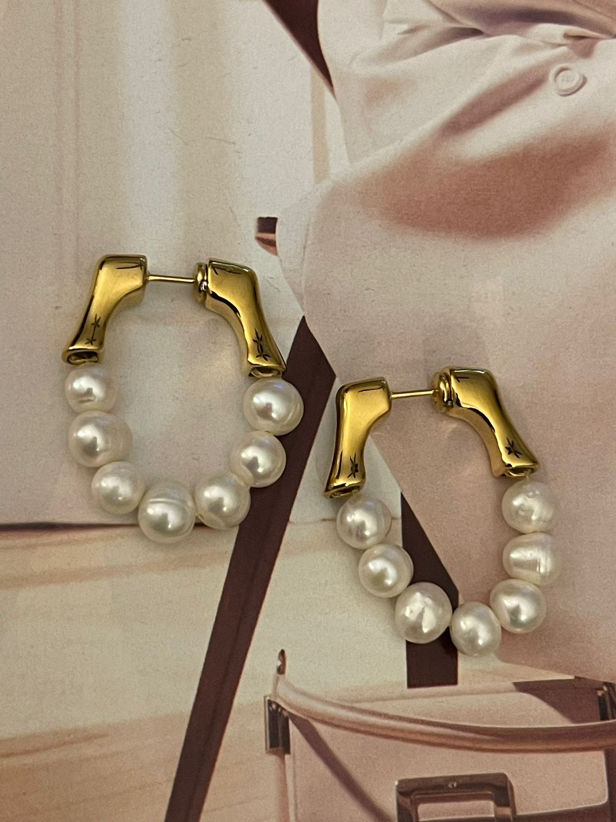 Aros Hippie Chic de acero inoxidable dorado y delicadas perlas de agua dulce blancas.