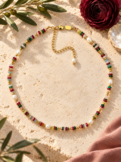 Collar corto de piedras planas de colores con perlas — foto 3