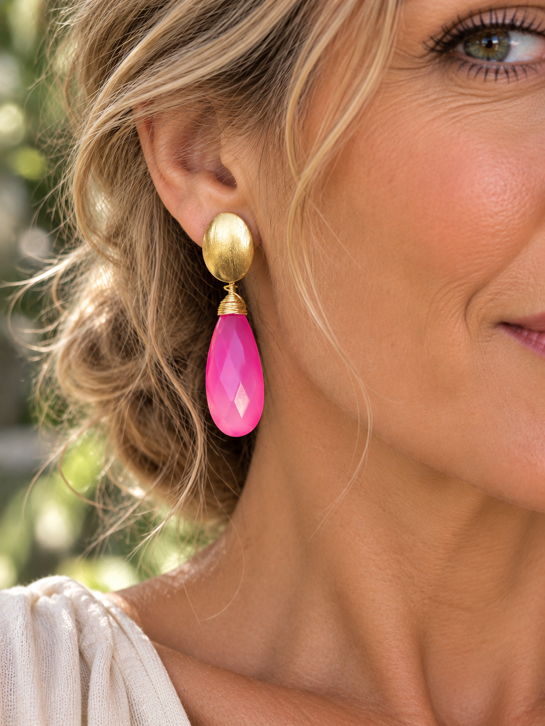 Aros Hippie Chic bañados en oro con alegre piedra natural Calcedonia fucsia. Largo 5 cm.