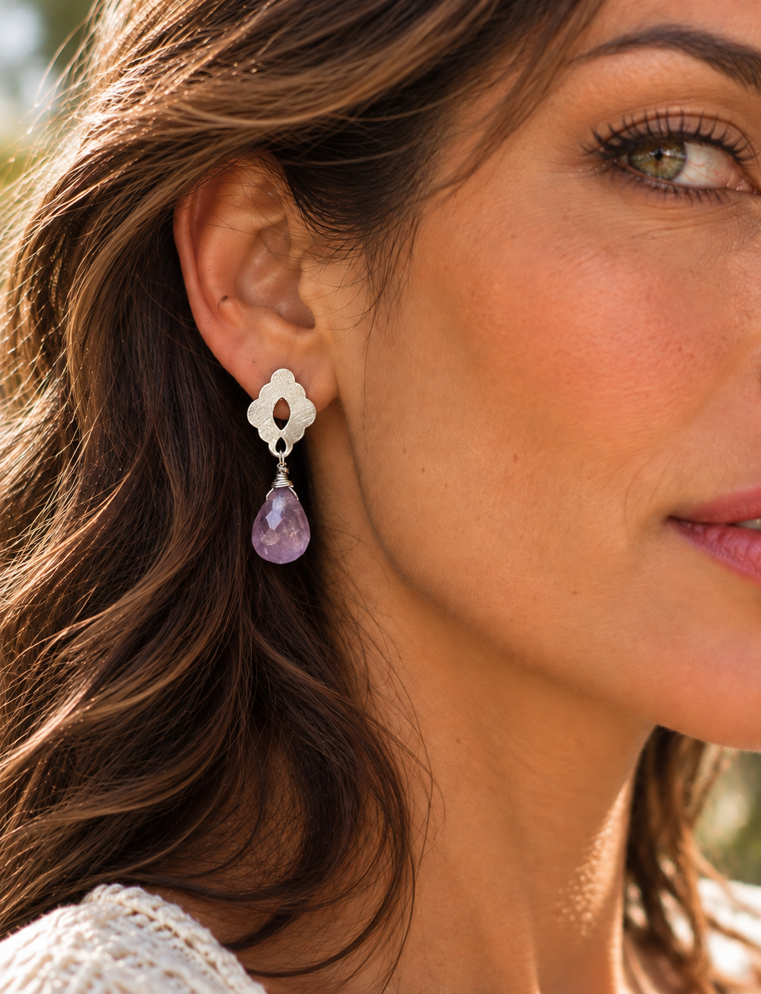 Aros bañados en plata con cuarzo natural en tonos lila